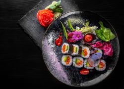 Картинка Мак ролл с лососем и авокадо (190гр)