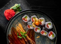 Картинка Мак ролл с копченым лососем и сыром (210гр)весом 210 грамм