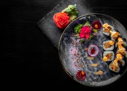 Картинка Мак ролл с жареным лососем терияки (200гр)