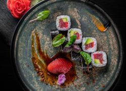 Картинка Мак ролл с тунцом и авокадо (205гр)