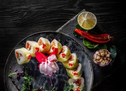 Картинка Ролл в рисовой бумаге с лососем и айсбергом (215гр)