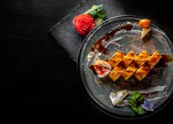 Картинка Ролл в рисовой бумаге с чеддером и лососем терияки (253гр)