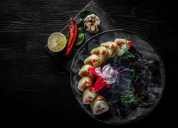 Картинка Мак ролл в рисовой бумаге с лососем и Айсбергом  (215гр)