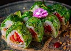 Картинка Ролл в рисовой бумаге с чука салатом и овощами (256гр)