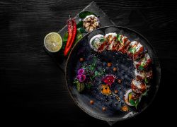 Картинка Черный дракон (ролл в угре с авокадо) (258гр)