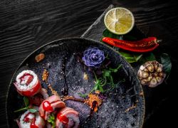 Картинка Ролл пряный в беконе с креветкой (250гр)