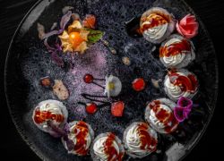 Картинка Ролл с лососем терияки и шапкой крем чиз (278гр)