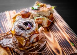 Картинка Грибы маринованные с крафтовым картофельным хлебом