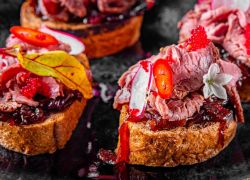 Картинка Брускетта с ростбифом и луковым конфитюром