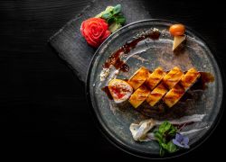 Картинка Мак-ролл в рисовой бумаге с лососем терияки и чеддером (250гр)