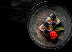 Картинка Ролл с лососем и авокадо (163гр)