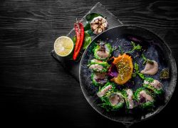 Картинка Ролл с лососем в салате Чука (253гр)