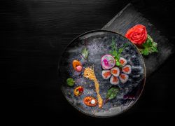 Картинка Мини ролл с копченым лососем (110гр)